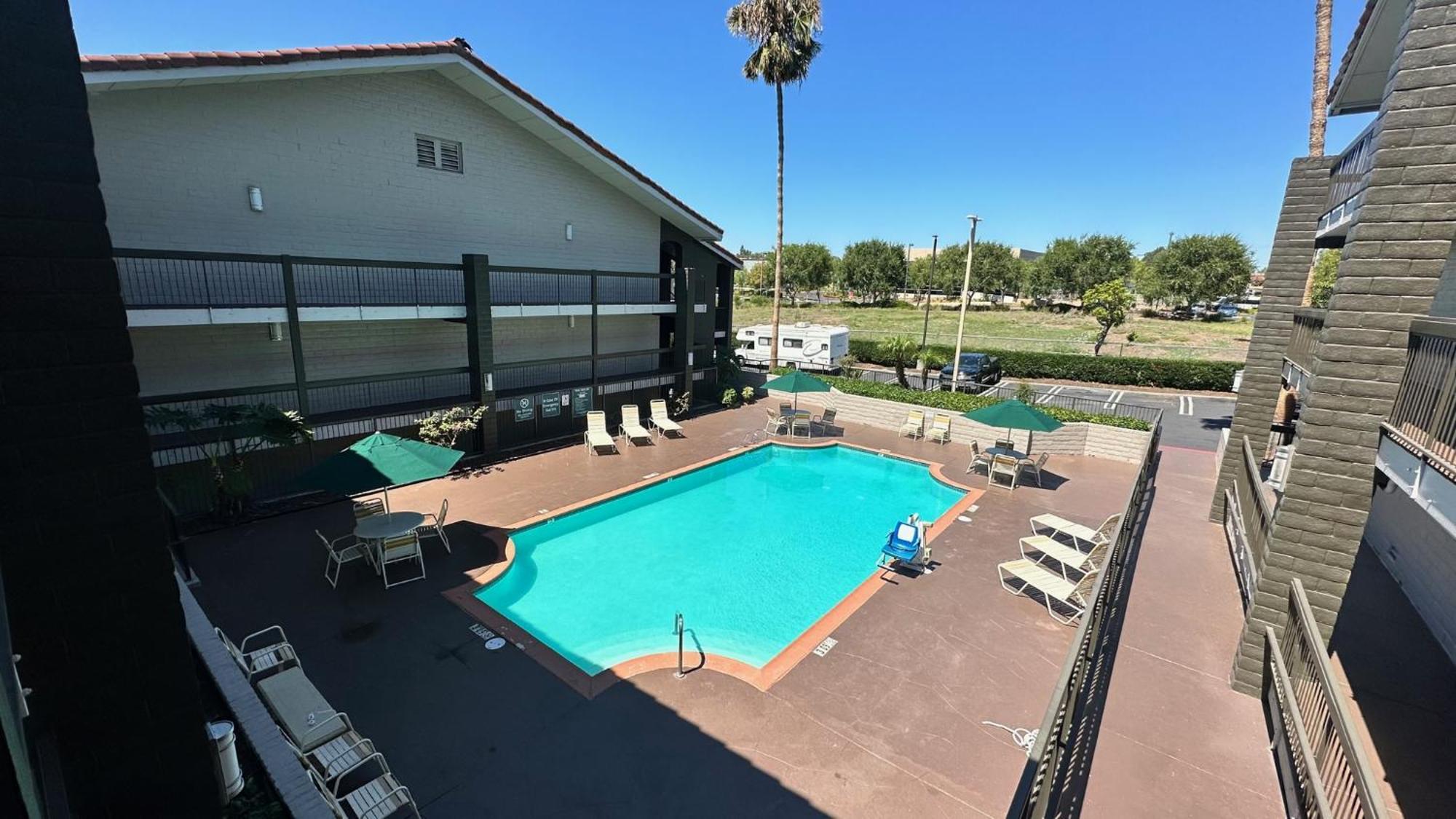 Days Inn By Wyndham San Diego Vista Exterior foto